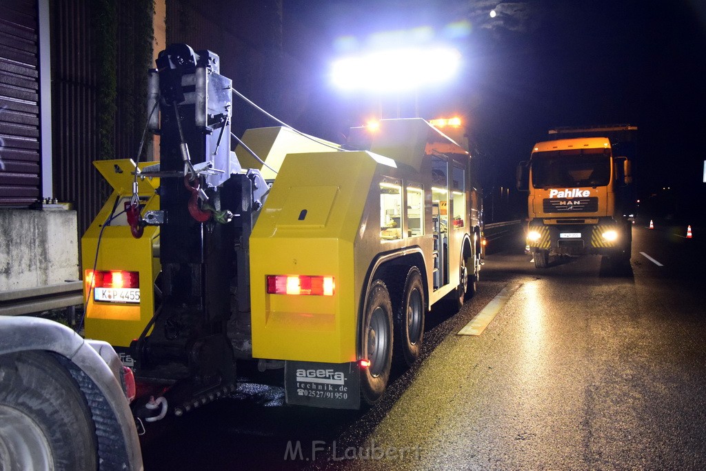 LKW Verfolgung A 3 Rich Oberhausen gestellt mit Nagelbrett Hoehe AS Koeln Dellbrueck P81.JPG - Miklos Laubert